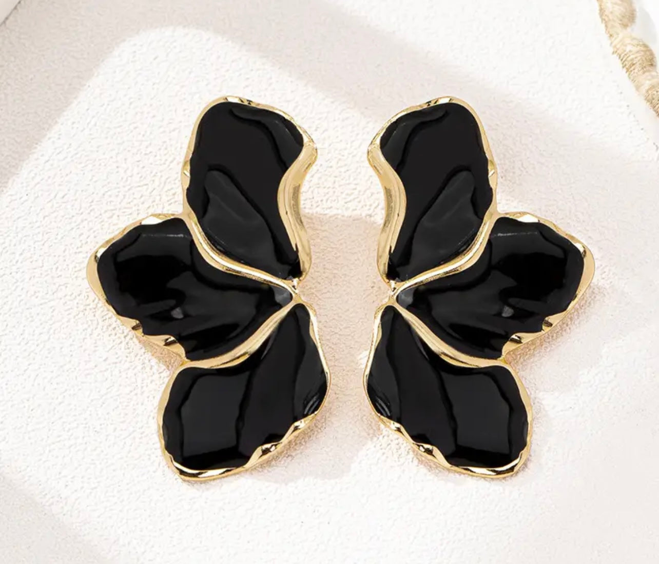 Flower shaped black and gold earrings