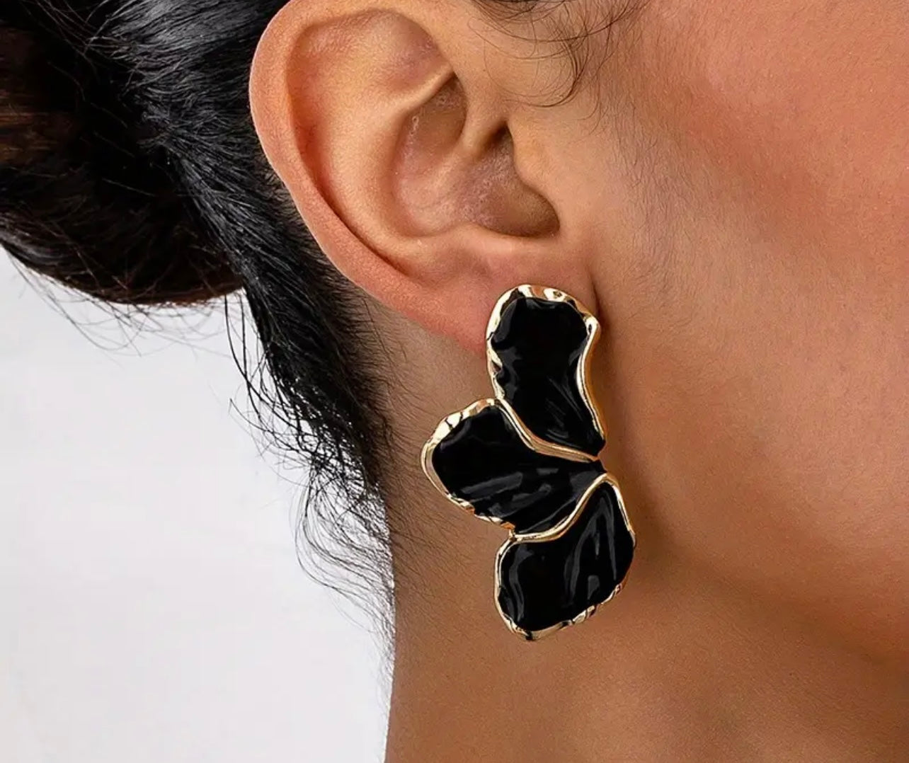 Flower shaped black and gold earrings